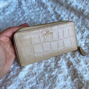 ❌SOLD❌Coach Accordion Zipper Wallet Embossed Leather